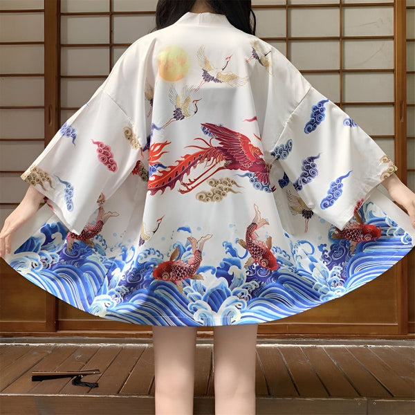 Kimono blanc avec motifs japonais : grues, phénix, vagues et poissons rouges. Vue arrière d'une personne portant ce kimono. Kimono disponible à l'achat.