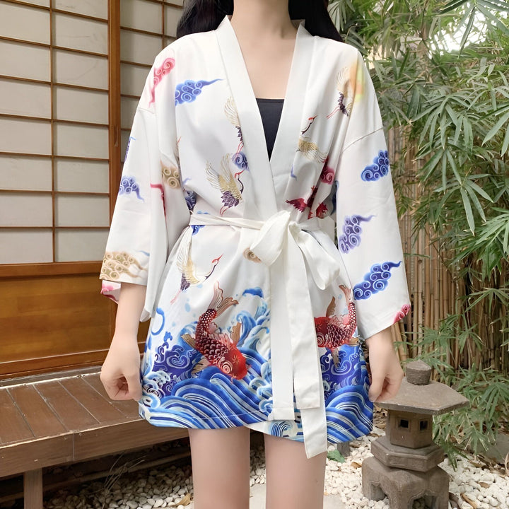 Kimono blanc à motifs de carpes koï, grues et nuages bleus. Vêtement traditionnel japonais avec ceinture.