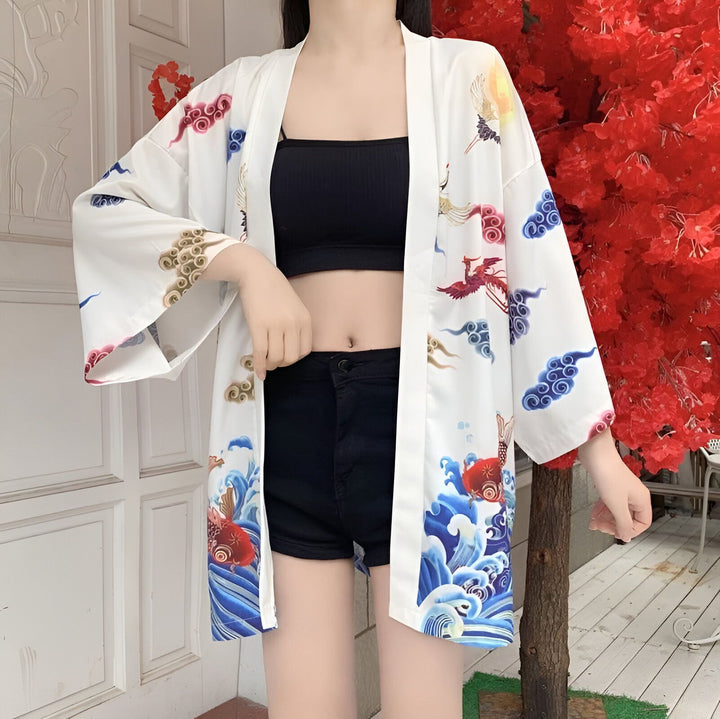 Kimono blanc imprimé avec des motifs japonais traditionnels (carpes koï, nuages, grues). Vêtement de style japonais pour femme, disponible à l'achat.