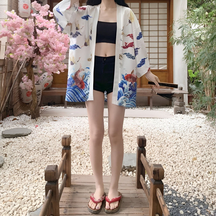 Kimono blanc imprimé carpes et oiseaux, style japonais moderne. Vêtements japonais tendance.