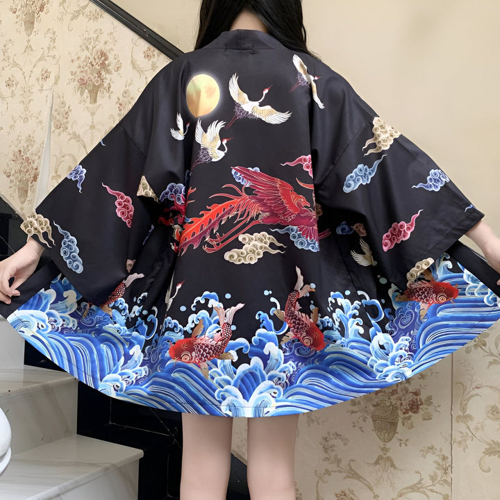 Kimono noir avec motif japonais : grues, lune, phénix, vagues et carpes koï. Vêtement traditionnel style japonais.