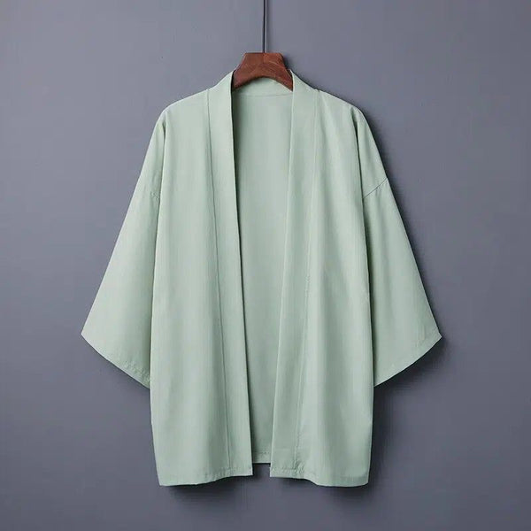Kimono vert clair suspendu à un cintre. Vêtements traditionnels japonais, kimono pour hommes et femmes disponibles à l'achat. Mode japonaise, style décontracté et élégant.