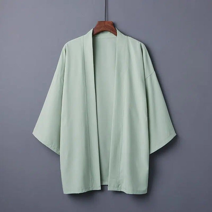 Kimono vert clair suspendu à un cintre. Vêtements traditionnels japonais, kimono pour hommes et femmes disponibles à l'achat. Mode japonaise, style décontracté et élégant.