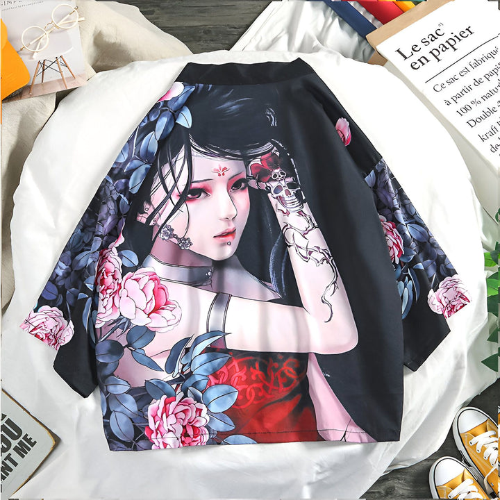 Kimono noir imprimé d'une femme gothique avec des tatouages de crânes et des fleurs roses. Vêtements japonais traditionnels revisités.