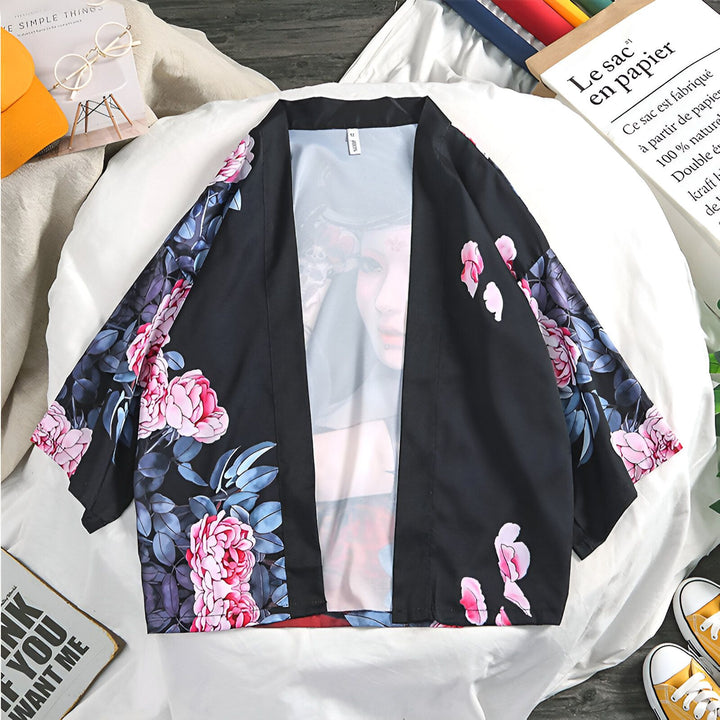 Kimono noir à motifs floraux et portrait de femme. Vêtement japonais tendance disponible à l'achat.