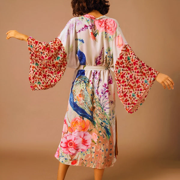 Kimono long imprimé paon et fleurs. Vêtement ample et fluide avec manches amples. Collection de kimonos pour femme.