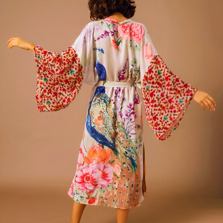 Kimono long imprimé paon et fleurs. Vêtement ample et fluide avec manches amples. Collection de kimonos pour femme.