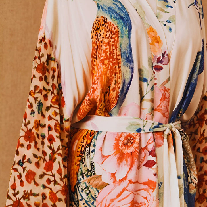 Kimono imprimé avec motif floral et oiseau, ceinture nouée. Vêtements de détente élégants. Découvrez notre collection de kimonos uniques.