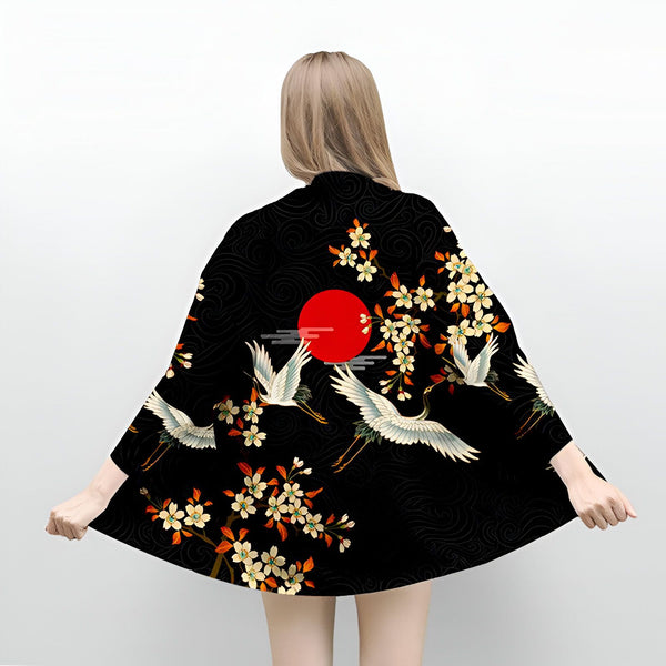 Kimono noir avec motif de grues, de fleurs de cerisier et de soleil rouge. Vêtement de style japonais.