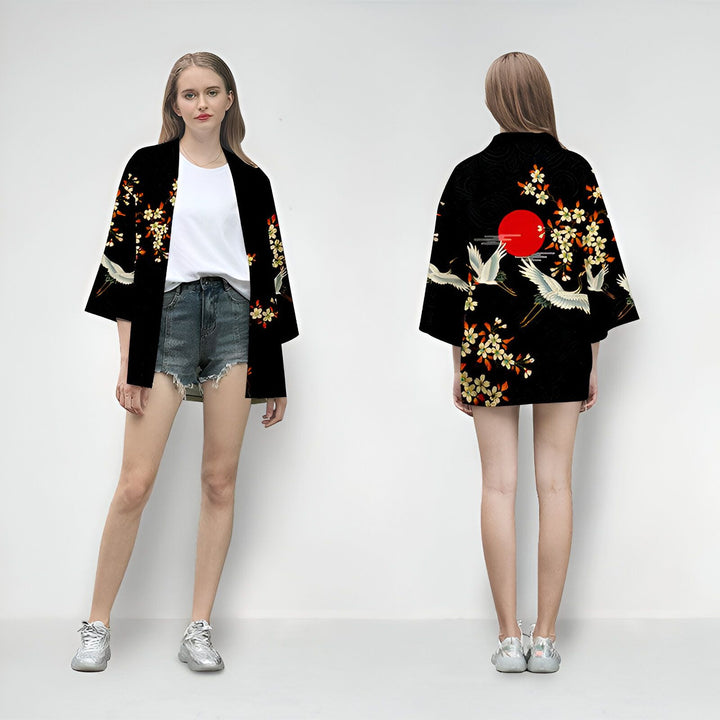 Kimono noir avec motifs grues et fleurs, porté par une femme. Vue de face et de dos. Kimonos à motifs japonais en vente en ligne.