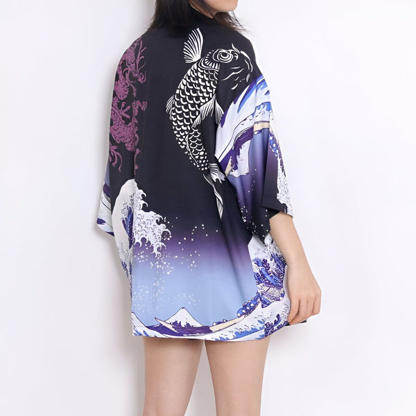 Kimono noir avec imprimé de carpe koï, dragon violet et motif de vagues japonaises. Vêtement de style japonais en vente.