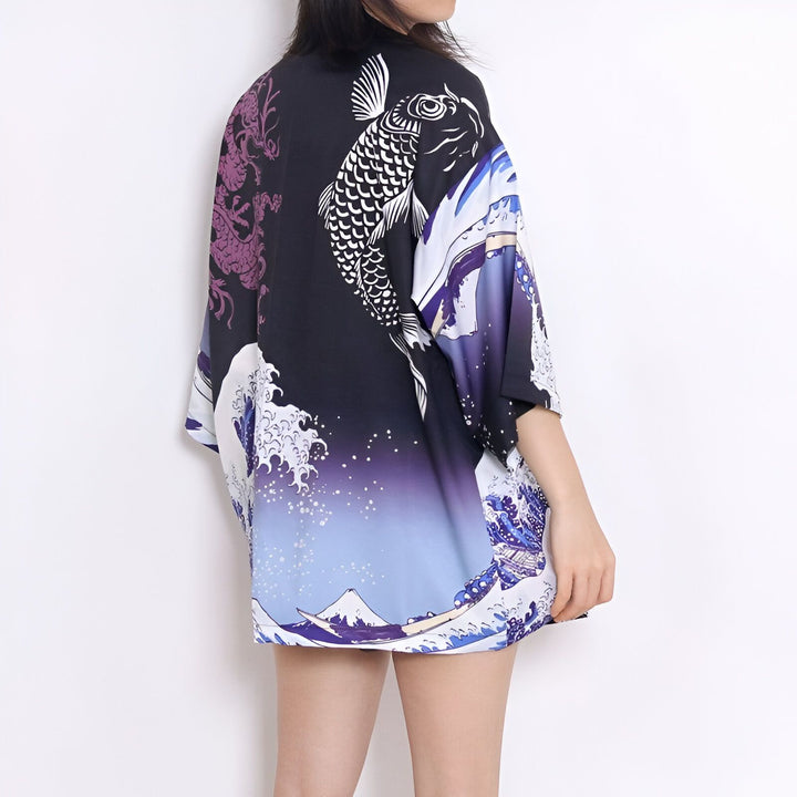 Kimono noir avec imprimé de carpe koï, dragon violet et motif de vagues japonaises. Vêtement de style japonais en vente.