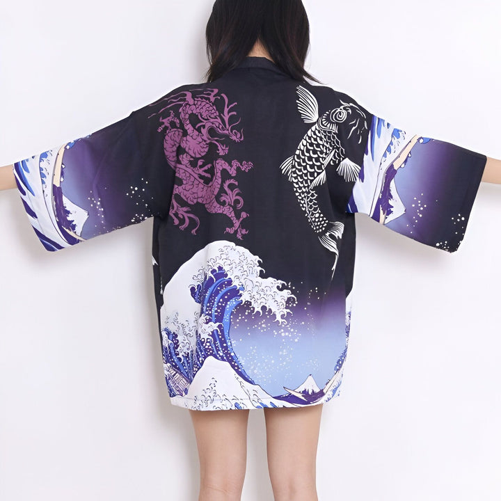 Kimono imprimé avec motif dragon, carpe koi et vague japonaise. Vêtement de style traditionnel japonais disponible à l'achat en ligne.