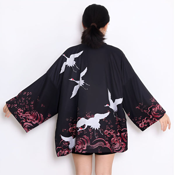 Kimono noir avec motif de grues blanches et vagues rouges. Vêtement de style japonais, vue de dos. Disponible dans notre boutique en ligne.