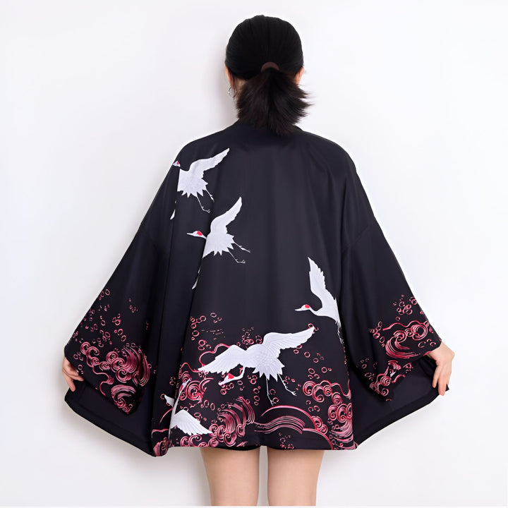 Kimono noir avec motif de grues blanches et nuages rouges. Vêtement japonais traditionnel, élégant et léger, parfait pour toutes les occasions. Achetez votre kimono unique dès aujourd'hui !