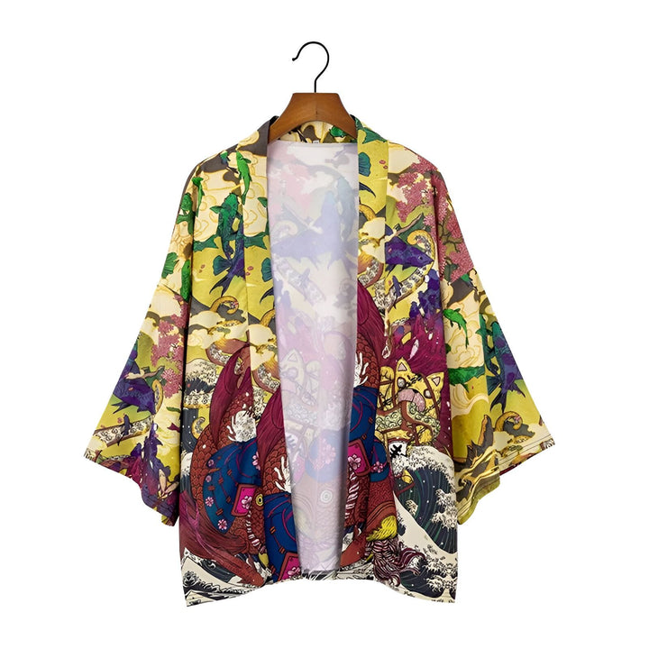 Kimono imprimé coloré suspendu. Vêtements japonais traditionnels. Motifs de carpes koï et de vagues. Mode asiatique unique.