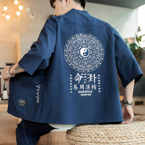 Kimono bleu foncé avec motif Yin Yang et caractères chinois traditionnels dans le dos. Vêtement de style japonais, idéal pour un look tendance et original. Découvrez notre collection de kimonos uniques.