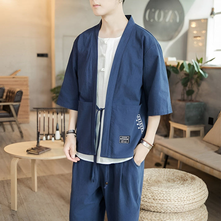 Homme portant un kimono bleu marine avec une chemise blanche en dessous. Ensemble kimono décontracté pour homme. Vêtements japonais traditionnels.