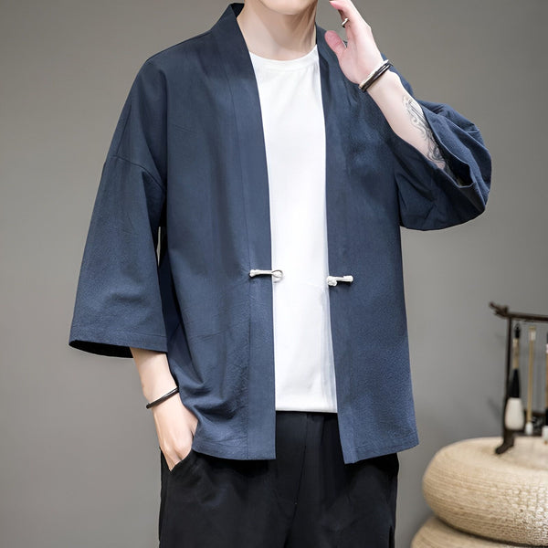 Homme portant un kimono bleu marine décontracté. Vêtements de style japonais modernes. Découvrez notre collection de kimonos pour hommes et femmes.
