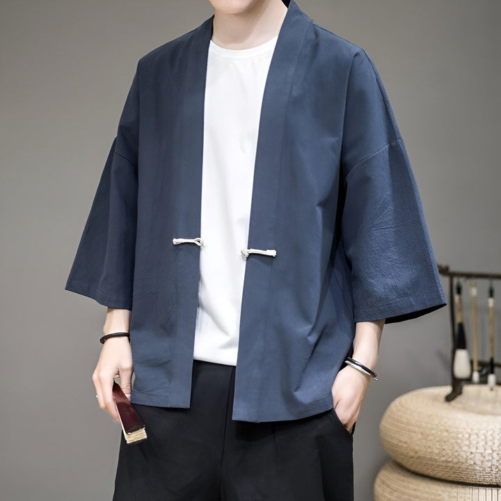Homme portant un kimono bleu marine. Vêtements japonais traditionnels. Kimonos de qualité à vendre.