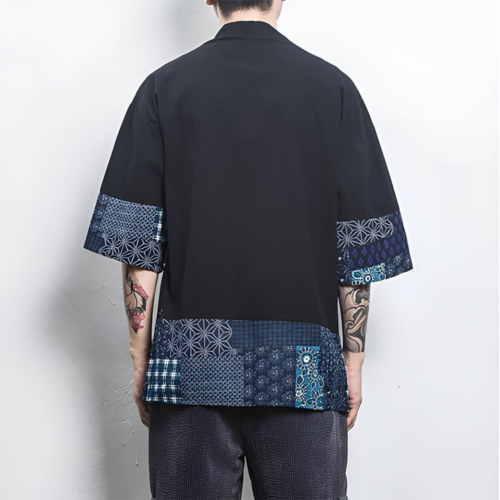 Dos d'un homme portant un kimono noir avec motifs bleus traditionnels. Vêtements japonais.