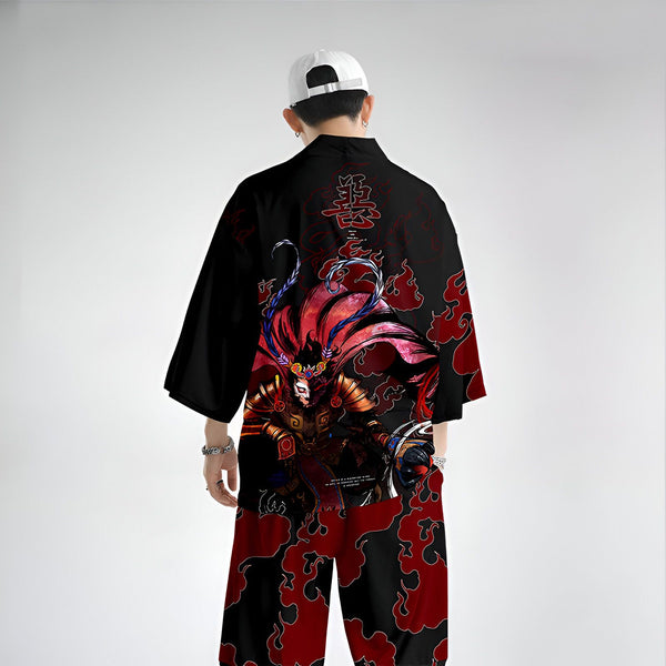 Homme de dos portant un kimono japonais noir et rouge avec un motif de guerrier. Vêtements traditionnels japonais. Kimono pour homme. Boutique de kimonos en ligne.