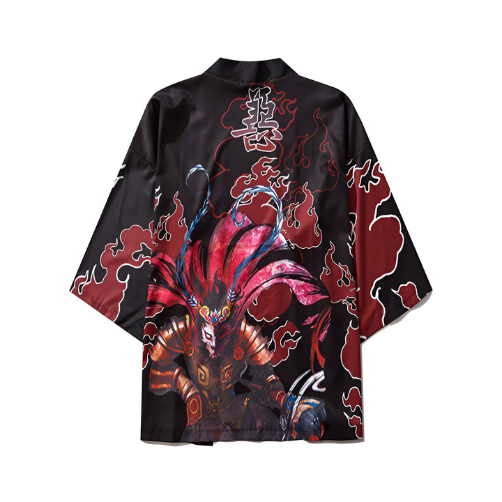 Dos d'un kimono noir avec un motif complexe rouge et doré représentant une figure guerrière stylisée et des motifs de flammes. Vêtement de style japonais.