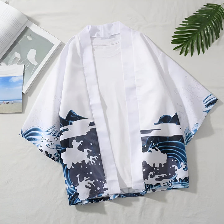 Kimono blanc avec motifs de vagues bleues. Vêtement de style japonais, idéal pour une tenue décontractée et tendance. Découvrez notre collection de kimonos uniques.