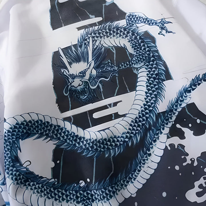 Kimono blanc avec motif de dragon bleu et noir. Vêtements japonais traditionnels. Notre collection de kimonos uniques.