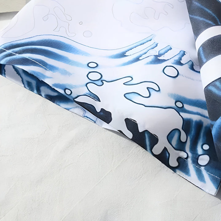 Kimono avec motif vagues japonaises bleues et blanches. Détail de tissu pour kimono traditionnel, disponible dans notre boutique en ligne. Idéal pour un style unique et authentique.