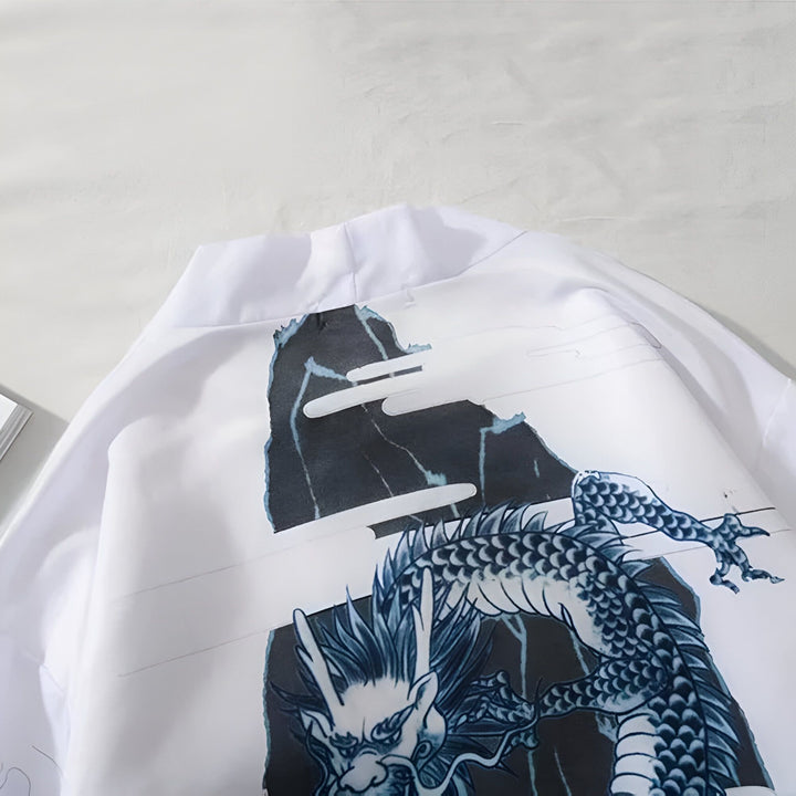 Kimono blanc avec imprimé dragon bleu et montagne. Vêtement de style japonais en vente.