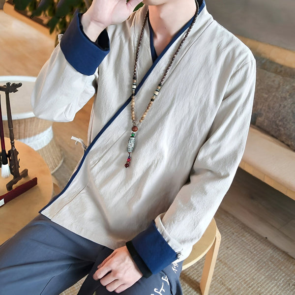 Homme portant un kimono beige avec bordure bleue et un collier de perles en bois. Kimono traditionnel à manches longues. Vêtements de style japonais à vendre.