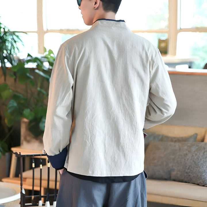 Vue arrière d'un homme portant un kimono beige à manches longues. Vêtements traditionnels japonais en vente.