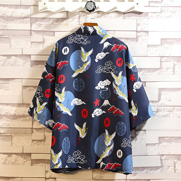 Kimono bleu marine avec motifs grues, nuages et symboles japonais. Vêtement traditionnel revisité, idéal pour un look unique. Découvrez notre collection de kimonos imprimés.