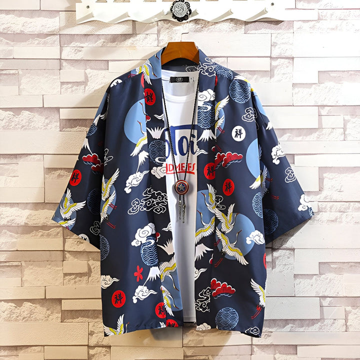 Kimono bleu marine avec motifs de grues, nuages et cercles. Vêtement traditionnel japonais à manches larges, idéal pour un style unique. Découvrez notre collection de kimonos authentiques.