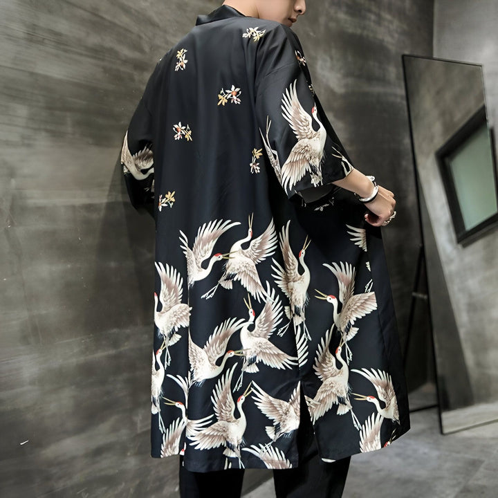 Kimono noir long pour homme avec motifs de grues blanches et fleurs japonaises. Vêtement traditionnel japonais disponible à la vente.