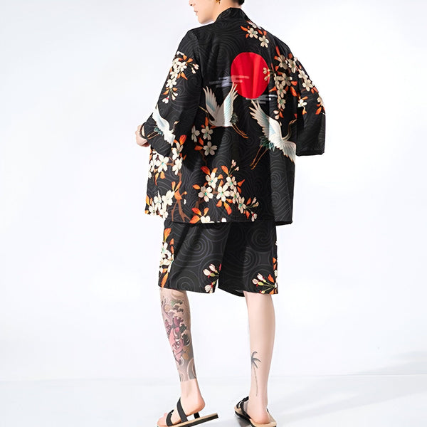 Homme portant un kimono noir avec motif grues, fleurs et soleil rouge. Vêtements kimono japonais en vente.