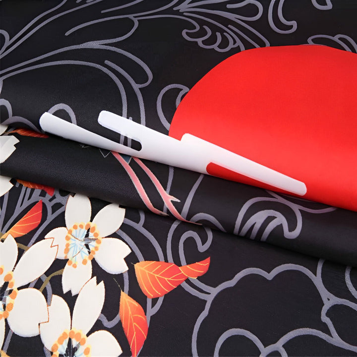 Détail de tissu pour kimono avec motif floral, soleil rouge et ornement blanc. Tissus de qualité pour kimonos uniques.