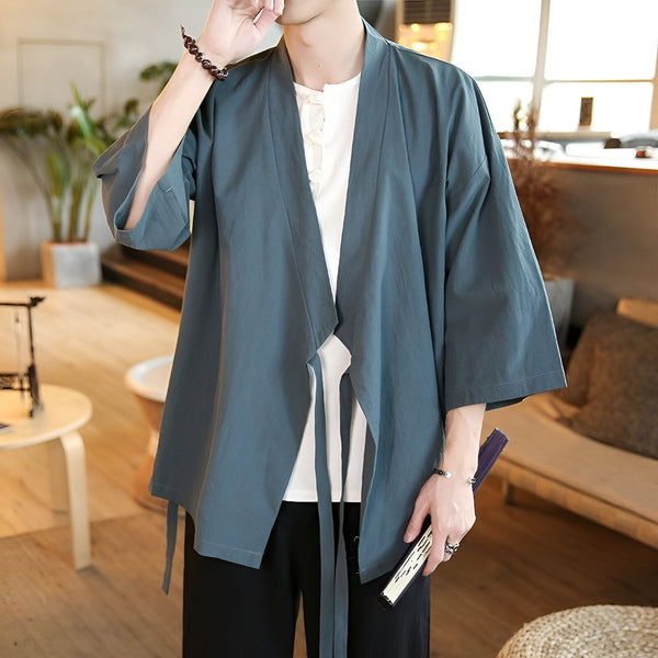 Homme portant un kimono bleu-gris décontracté avec une chemise blanche et un pantalon noir. Vente de kimonos pour hommes. Mode japonaise contemporaine.
