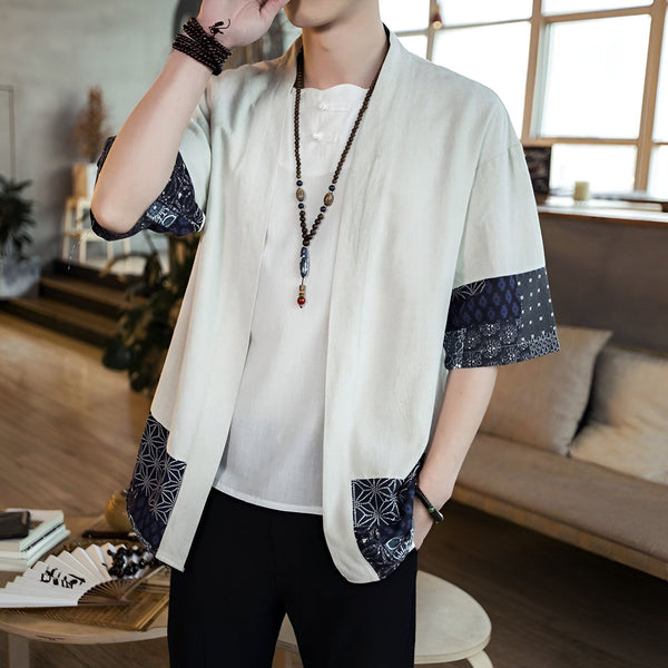Homme portant un kimono décontracté beige avec motifs traditionnels bleus. Vêtements japonais modernes, vente de kimonos homme en ligne. Style japonais tendance.