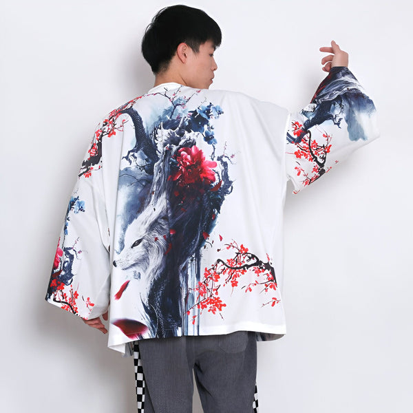 Kimono blanc imprimé loup et fleurs rouges, style japonais. Vêtement traditionnel revisité pour une mode moderne. Collection de kimonos originaux.