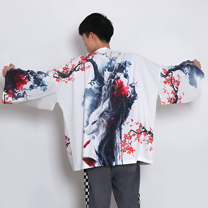 Kimono blanc avec motif de loup, fleurs rouges et branches d'arbre. Vêtement de style japonais. Mode kimono pour hommes et femmes. Achetez votre kimono unique en ligne.