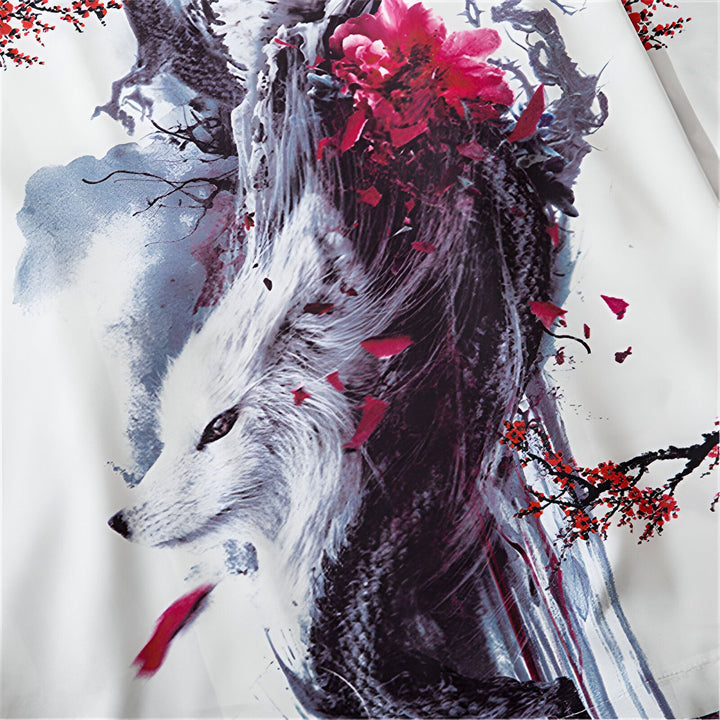 Image d'un kimono avec un motif de loup blanc et noir orné de fleurs rouges. Le design est japonais et détaillé, parfait pour un look unique. Vêtements de style kimono disponibles à l'achat.