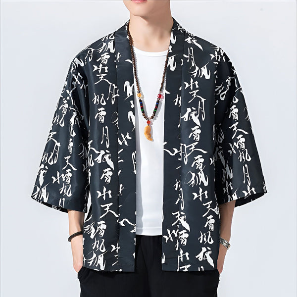 Homme portant un kimono noir imprimé de calligraphie blanche. Vêtements japonais traditionnels en vente. Mode kimono pour hommes. Découvrez notre collection unique de kimonos.