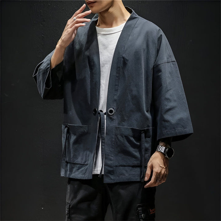 Homme portant un kimono gris. Vêtements kimono traditionnels japonais en vente.