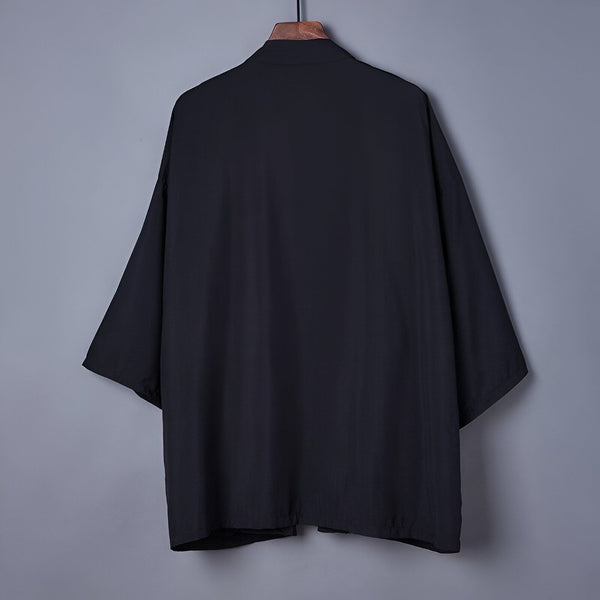Vue arrière d'un kimono noir sur un cintre. Kimonos de haute qualité à vendre.