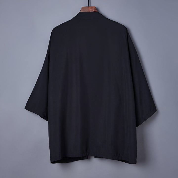 Vue arrière d'un kimono noir sur un cintre. Kimonos de haute qualité à vendre.
