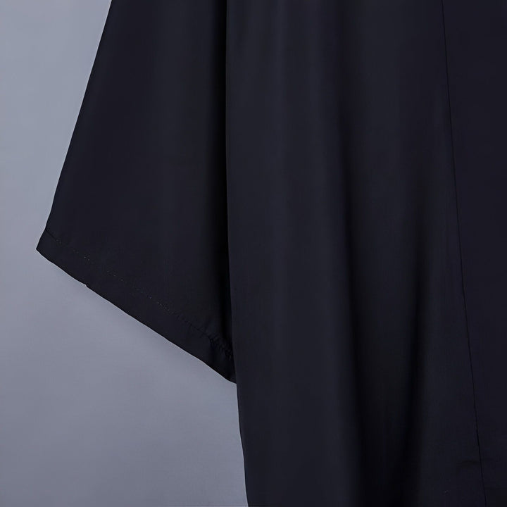 Détail d'une manche de kimono noir. Tissu fluide et élégant. Découvrez notre collection de kimonos.