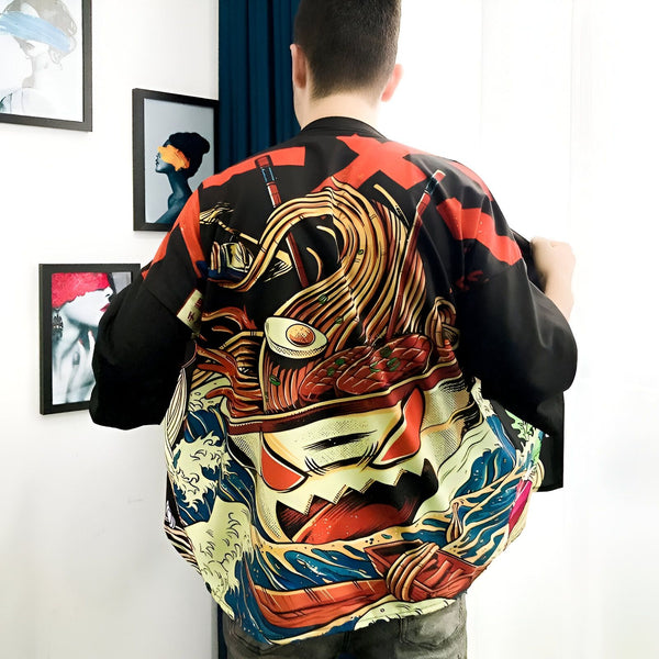 Homme de dos portant un kimono noir à motifs ramen et vagues japonaises. Vêtement original de style japonais.