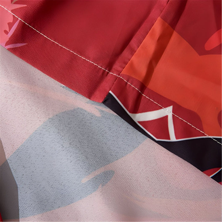 Détail du tissu d'un kimono rouge et gris avec motifs. Gros plan de la couture d'un vêtement japonais. Texture de kimono en vente.